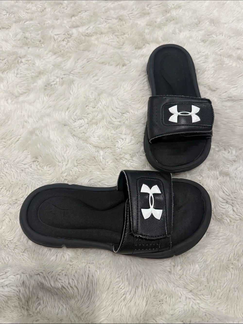 Under Armour Kids Black Slide Sandals‎ with White Logo Accent Size 4 Youth